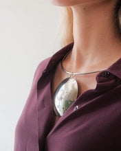 Carregar imagem no visualizador da galeria, Gargantilha Medalhão com Pérola
