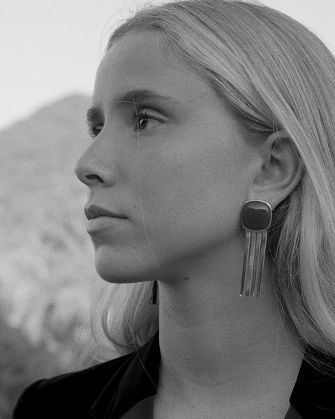 Brincos Fita com Pedra Quadrada