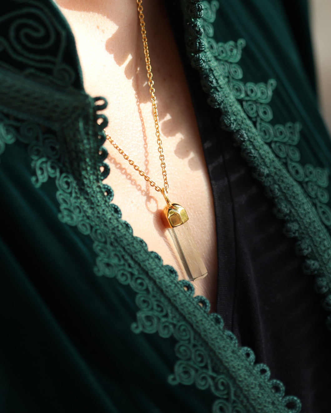 Collar de praseolita hexagonal